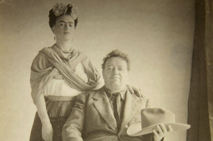 Frida Kahlo y Diego Rivera posan para un retrato en esta imagen de 1940