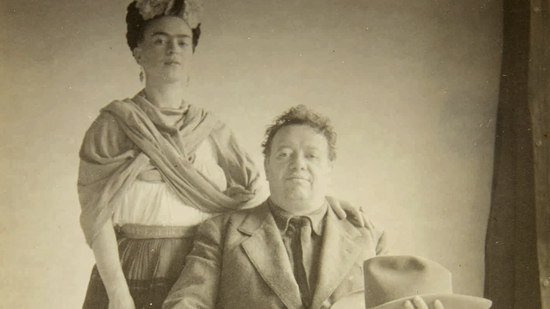 Frida Kahlo y Diego Rivera posan para un retrato en esta imagen de 1940