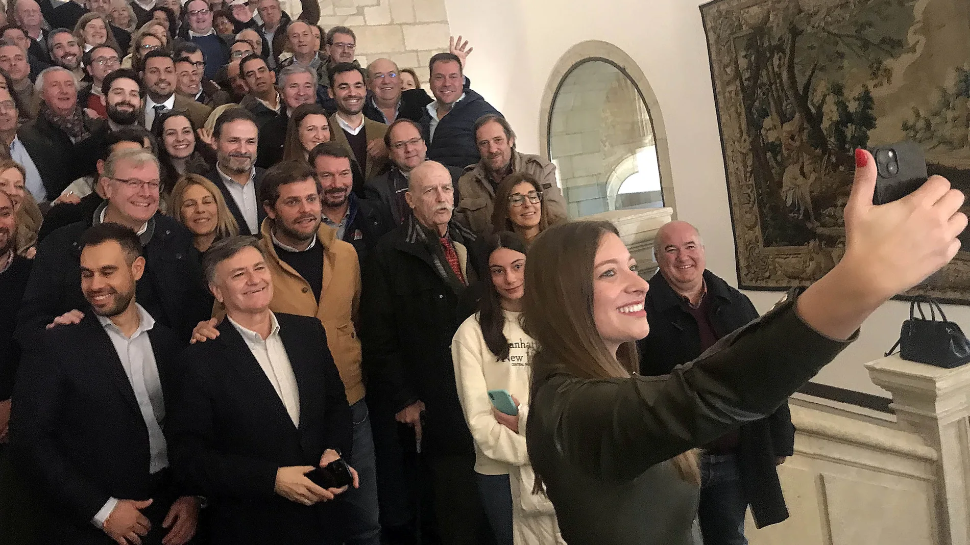 Ester Muñoz se hace un selfie con sus compañeros de partido a nivel regional y provincial