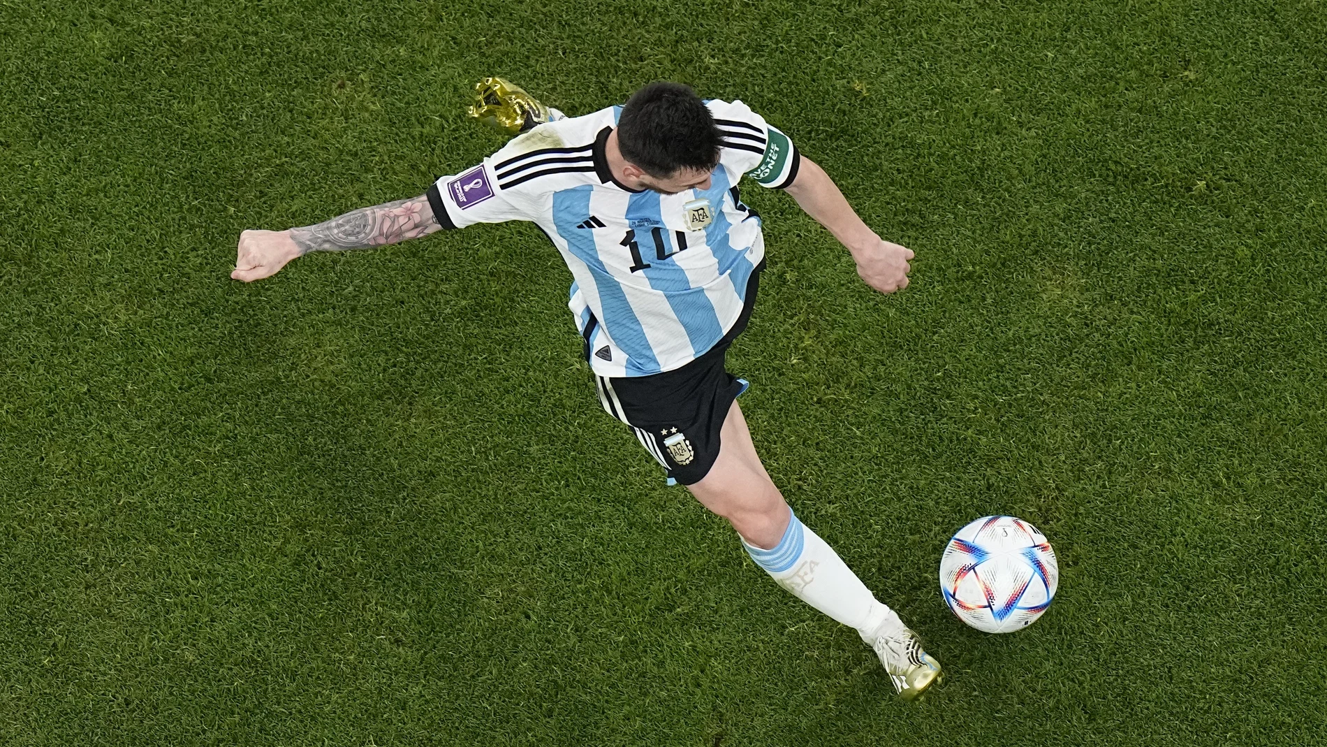 Messi marcó un gol a México y Argentina, que ganó 2-0, sigue viva en el Mundial
