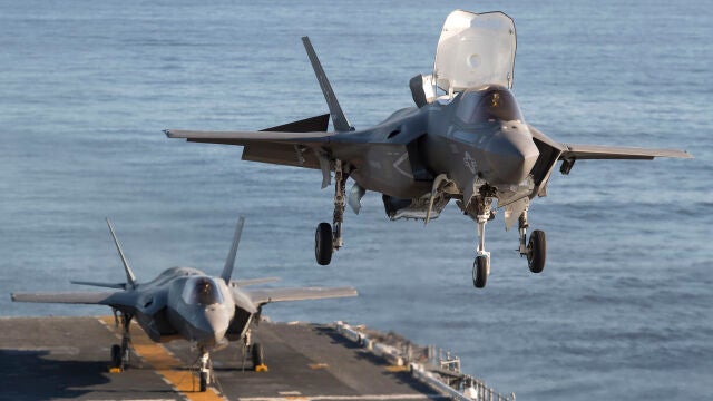 Un caza F-35 en un portaaviones