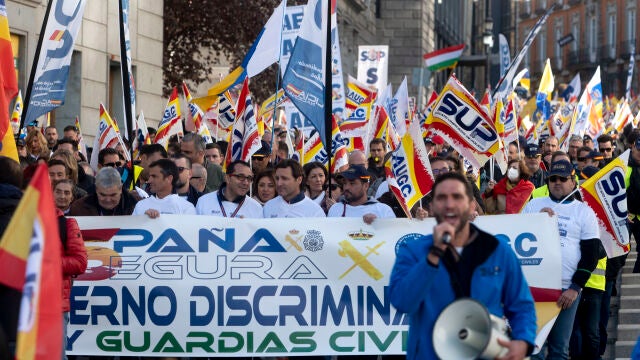 Los agentes han recorrido con pancartas el centro de Madrid exigiendo al Gobierno mejoras laborales