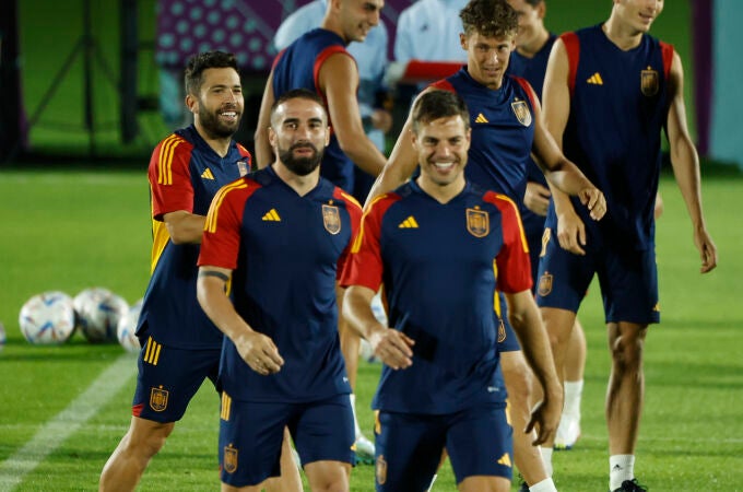 Los jugadores de la selección española entre los que se encuentra Jordi Alba (i) durante el entrenamiento llevado a cabo este sábado en Doha
