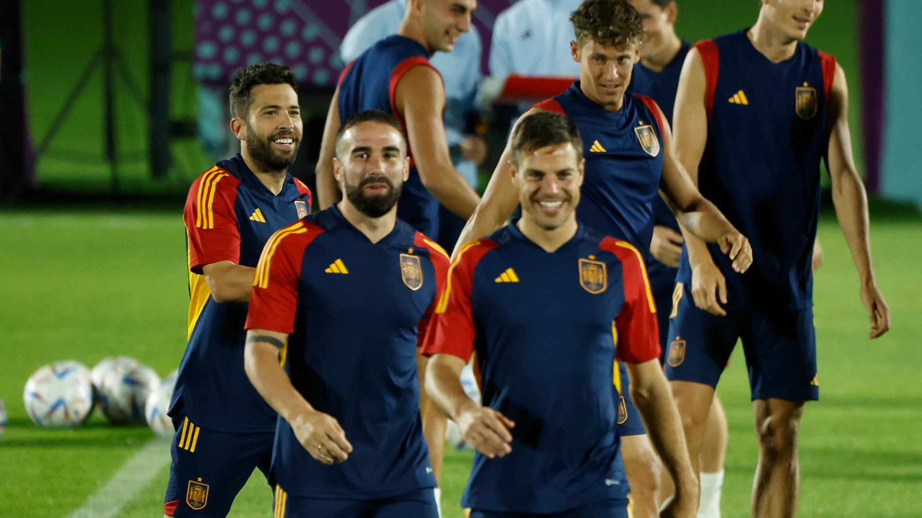 Los jugadores de la selección española entre los que se encuentra Jordi Alba (i) durante el entrenamiento llevado a cabo este sábado en Doha