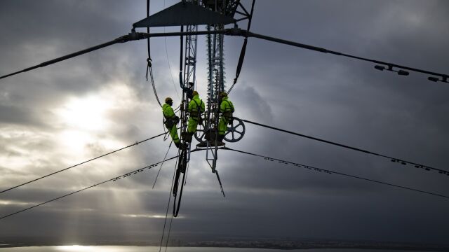 Operarios de Endesa instalan el nuevo cableado de la Bahía de Cádiz