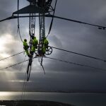 Operarios de Endesa instalan el nuevo cableado de la Bahía de Cádiz