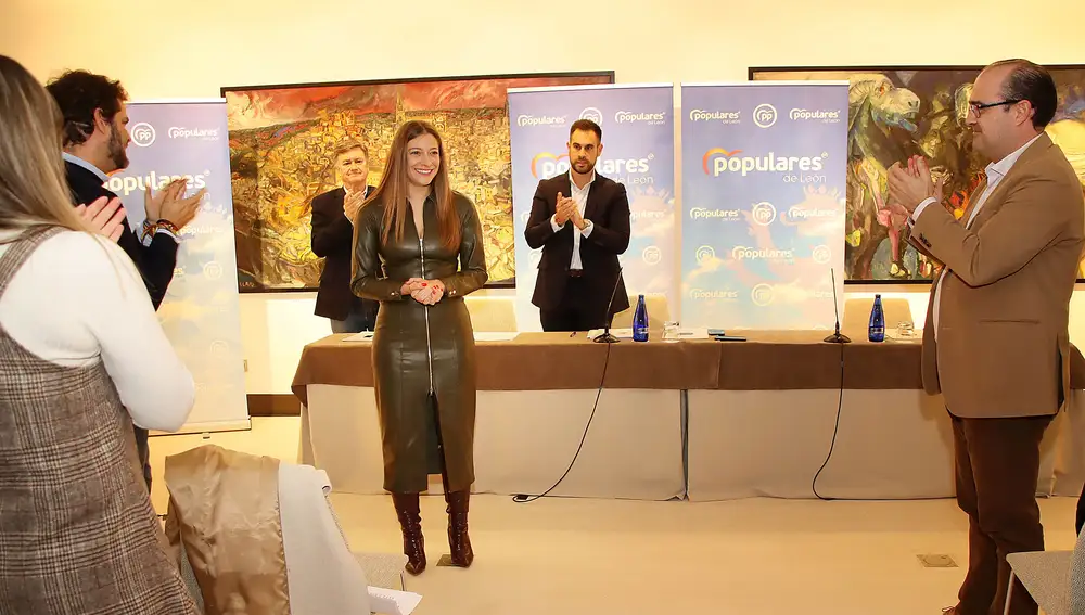 Ester Muñoz recibe el aplauso de los populares leoneses tras ser elegida al frente del partido