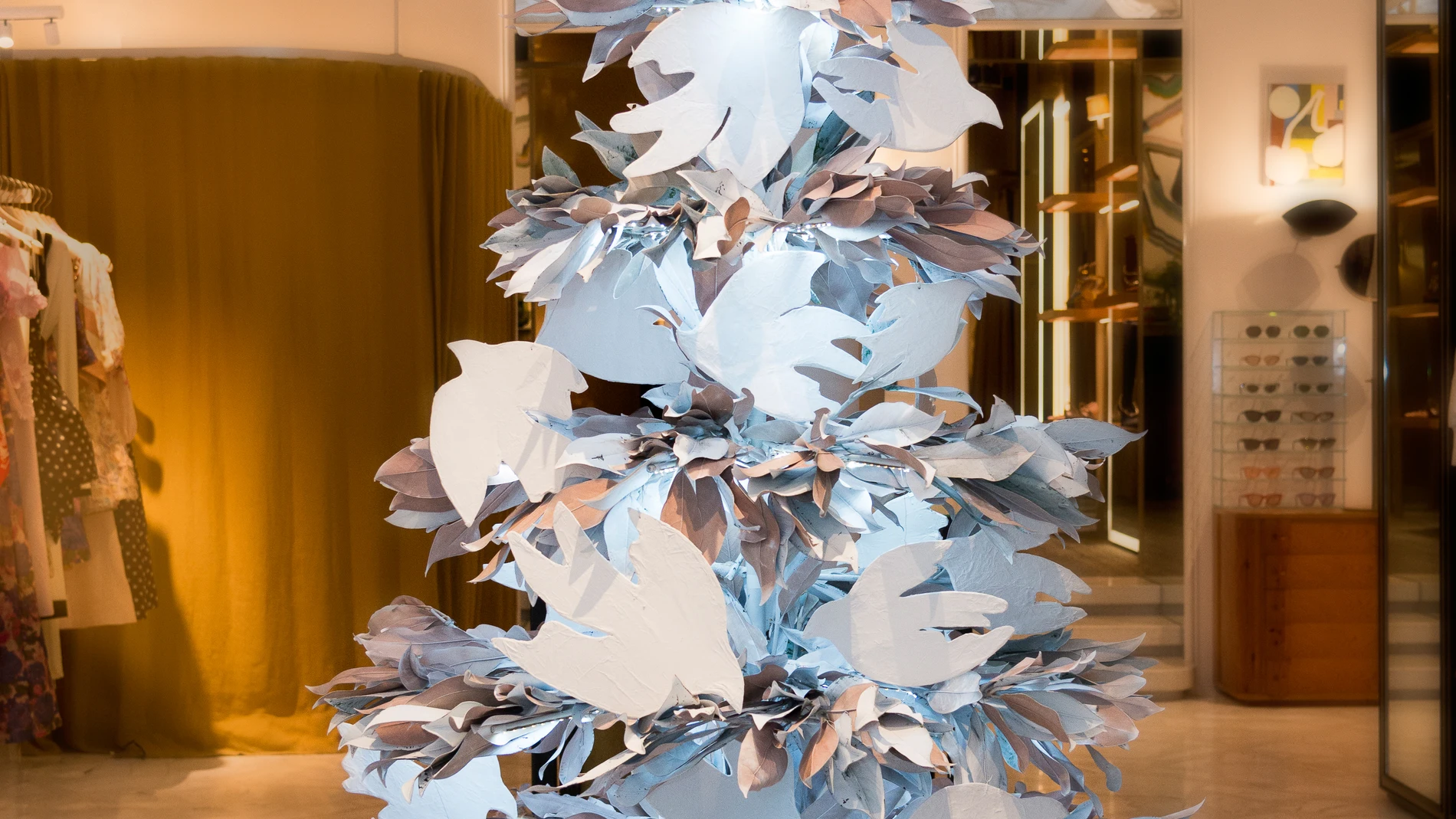 Zimmermann ha apostado por la paz para crear su árbol navideño