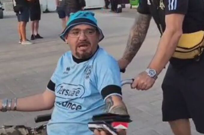 El hombre llega al estadio en silla de ruedas