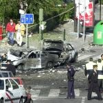 El atentado de ETA con coche bomba costó la vida al juez Querol, a su escolta y a su chófer y a un conductor de autobús en octubre de 2000