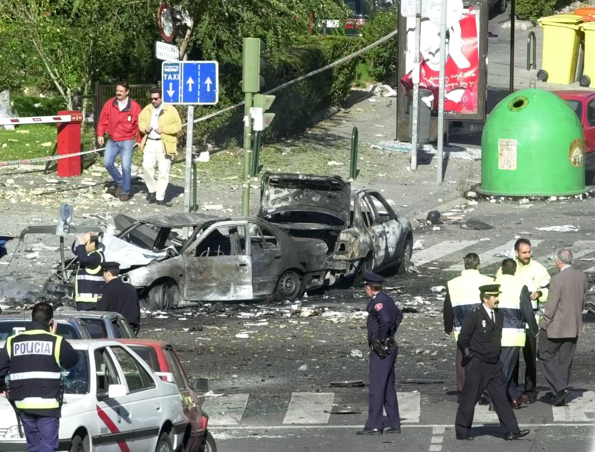 El atentado de ETA con coche bomba costó la vida al juez Querol, a su escolta y a su chófer y a un conductor de autobús en octubre de 2000