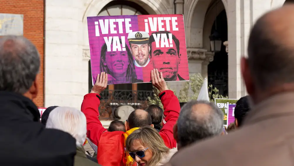 Concentración de Vox para exigir la dimisión del Gobierno de España y la convocatoria de elecciones