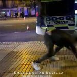 Conductor dando saltos de capoeira en Sevilla
