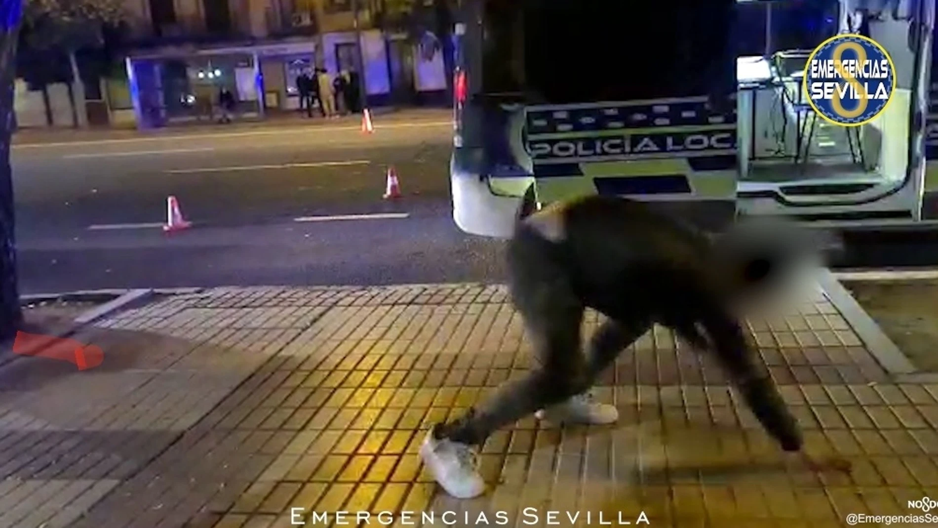 Conductor dando saltos de capoeira en Sevilla