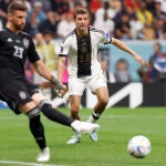 Unai Simón da un pase presionado por Müller en el España - Alemania