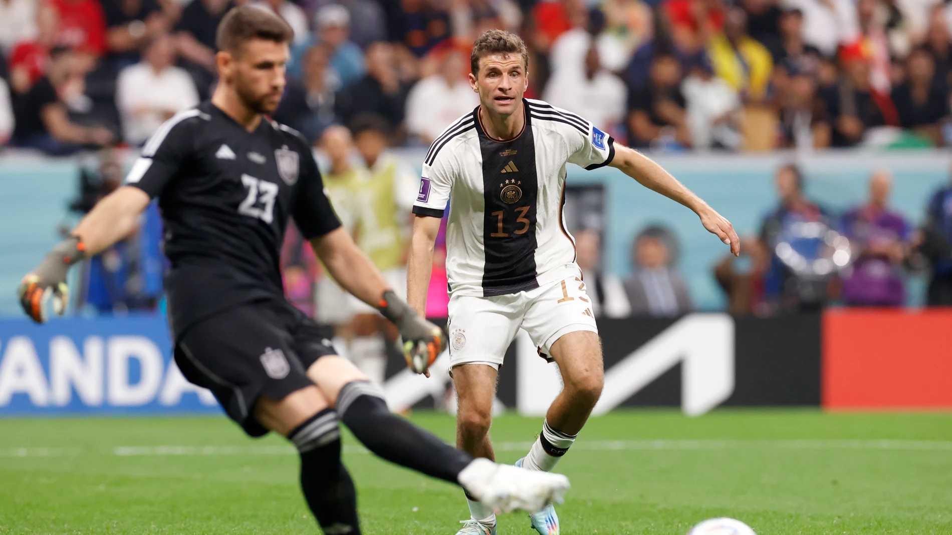 Unai Simón da un pase presionado por Müller en el España - Alemania