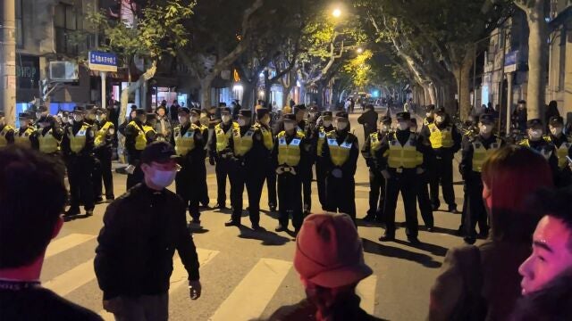 Manifestantes chinos en Shanghái se enfrentan a la policía