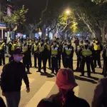 Manifestantes chinos en Shanghái se enfrentan a la policía