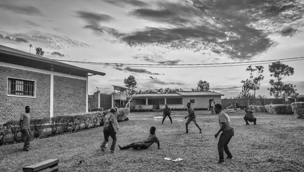 Al finalizar la jornada en el Centro de Desarrollo, juegan con el balón de Denis un partido de Fútbol, para celebralo