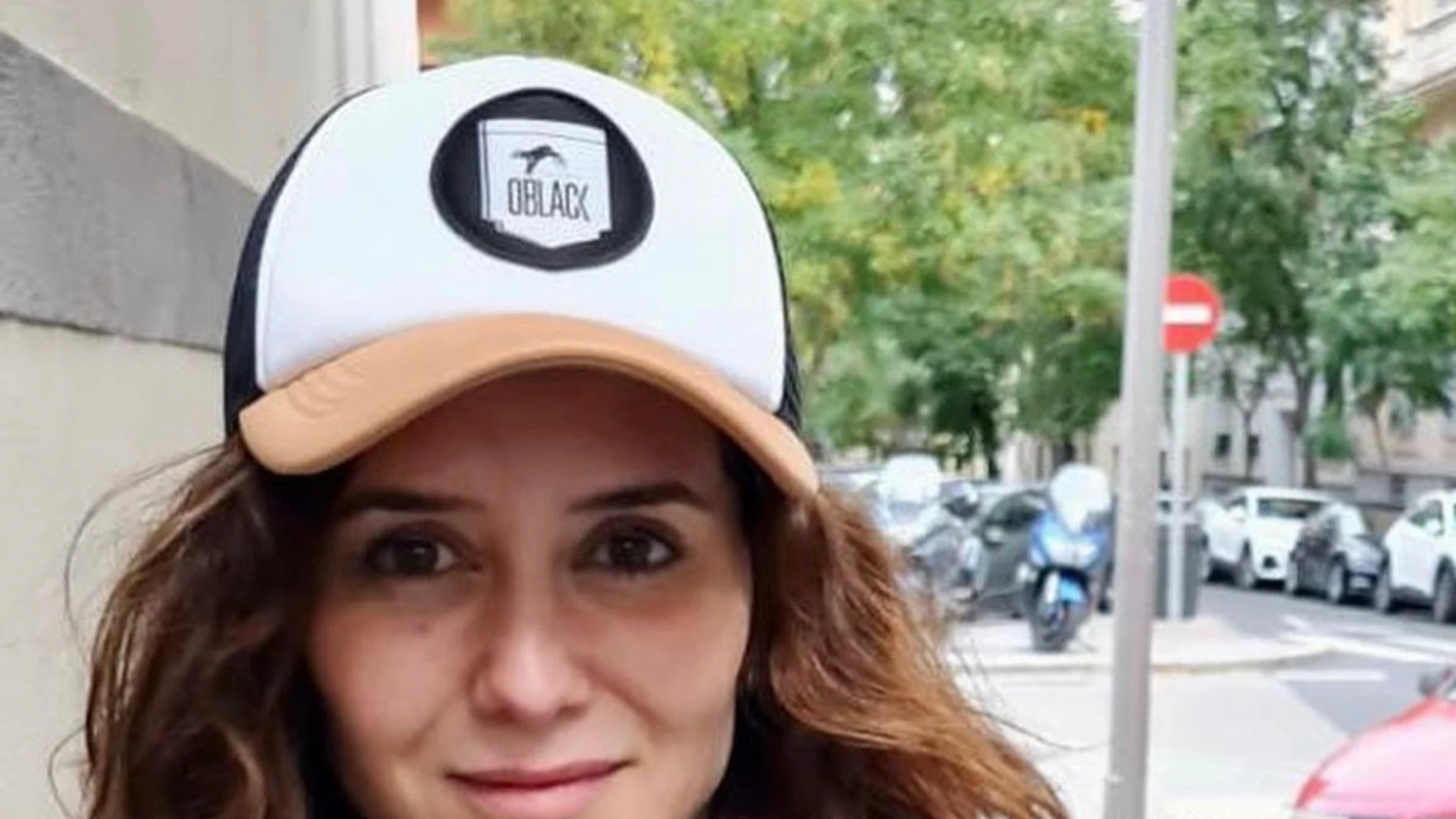 Isabel Díaz Ayuso, presidenta de la Comunidad de Madrid, posa con la gorra de Oblack Caps