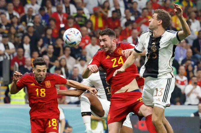 Aymeryc Laporte con la Selección frente a Alemania. EFE/ Esteban Biba