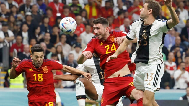 Aymeryc Laporte con la Selección frente a Alemania. EFE/ Esteban Biba