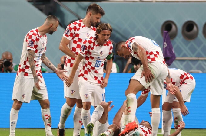 Los jugadores croatas celebran uno de los dos goles que Kramaric marcó a Canadá