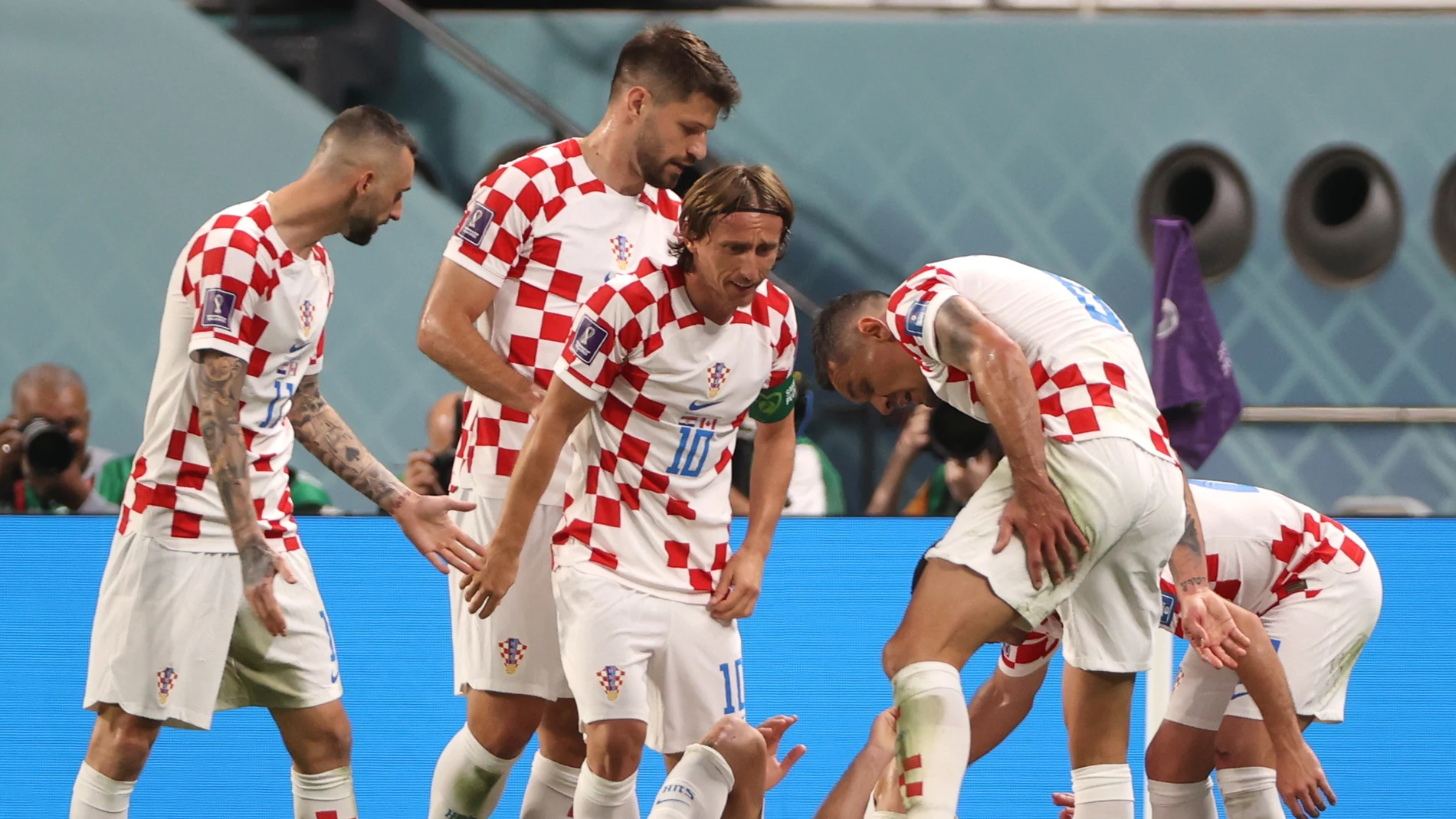Los jugadores croatas celebran uno de los dos goles que Kramaric marcó a Canadá