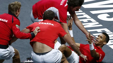 Félix Auger-Aliassime, a punto de ser abrazado por sus compañeros de Canadá