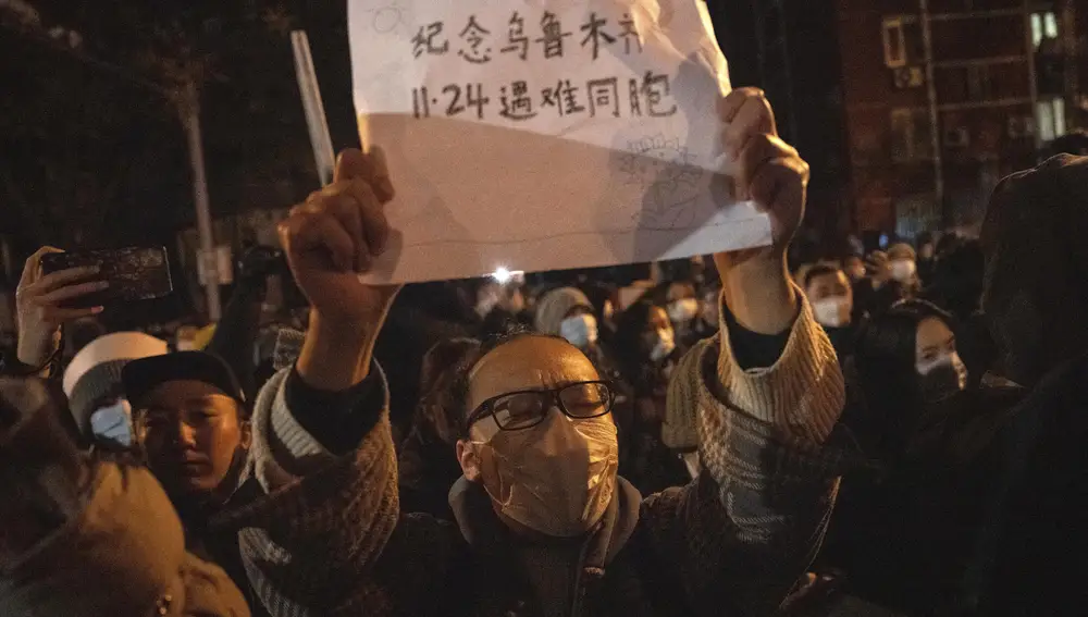Un manifestante chino sostiene un papel blanco en señal de protesta en Pekín