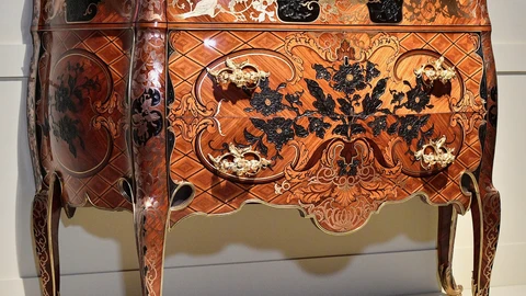 Cómoda de Carlos III, primera pieza presentada que fromará parte de la futura Galería de Colecciones Reales