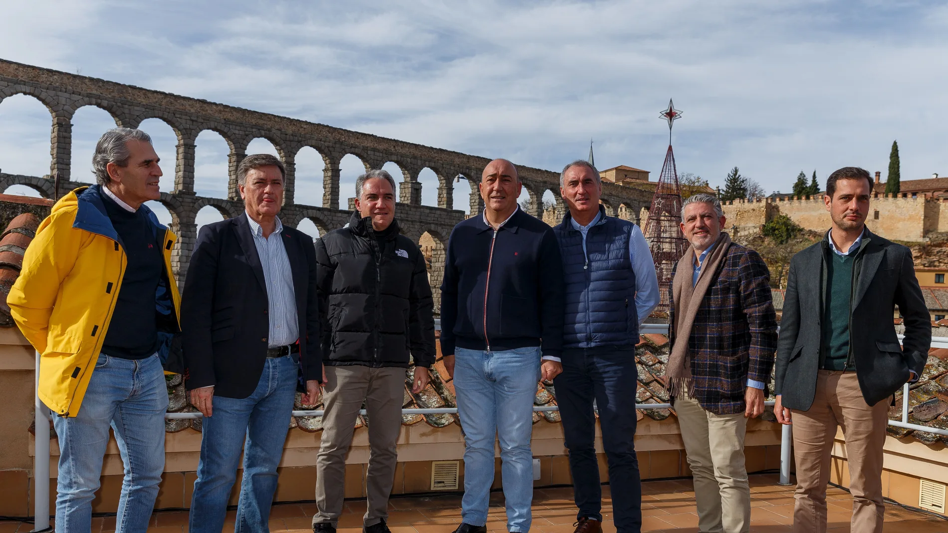 El coordinador general del PP, Elías Bendodo junto al secretario regional, Francisco Vázquez, y miembros del partido en Segovia como Miguel Ángel de Vicente, Pérez Coronado o José María Bravo