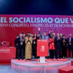 El presidente del Gobierno, Pedro Sánchez, saluda tras su proclamación como presidente de la Internacional Socialista durante la última jornada del XXVI Congreso de la Internacional Socialista (IS), en IFEMA Madrid, a 27 de noviembre de 2022, en Madrid (España). En esta última sesión del Congreso de la IS, organización internacional de partidos socialdemócratas, socialistas y laboristas, tiene lugar la proclamación de Sánchez como el primer presidente español de la Internacional Socialista. El secretario general del Partido Socialista Obrero Español (PSOE), y presidente del Gobierno de Esapaña, Pedro Sánchez, ya fue proclamado al inicio del congreso en este cargo. Es el único candidato que se presentó para relevar al griego, Yorgos Papandréu, que llevaba en el cargo desde 2006.27 NOVIEMBRE 2022;INTERNACIONAL SOCIALISTA;PRESIDENTE;SOCIALISTAS;PSOE;PROGRESISTAS;SOCIALDEMOCRACIA;POLÍTICA;GORRO AFRICANORicardo Rubio / Europa Press27/11/2022