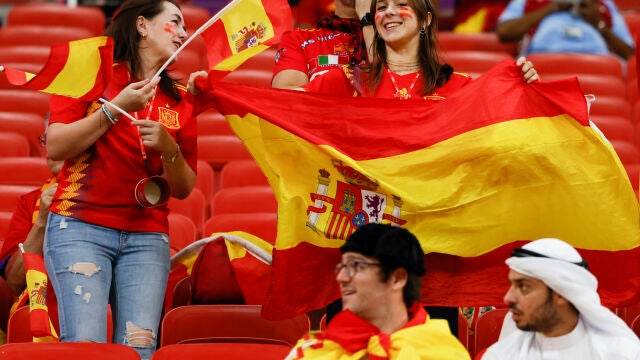 Aficionados españoles animando a la Selección en el Mundial de Qatar en su partido contra Alemania del domingo