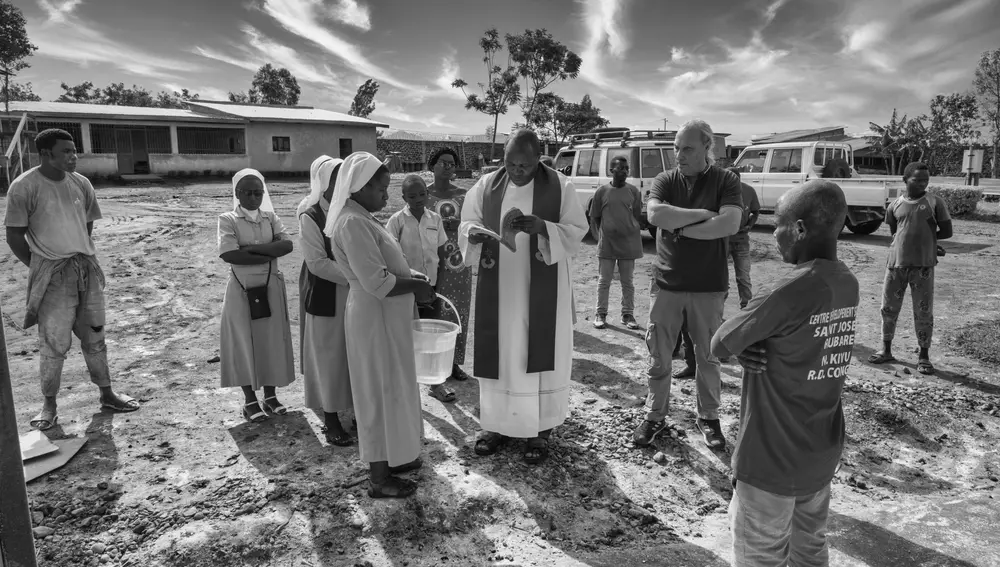 Rubare (Congo) fábrica Proyecto Rubare y Kivu Jambo. El párroco y las hermanas de San José bendicen la puesta en marcha de la harinera en el Centro de Desarrollo