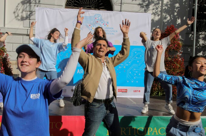 El alcalde de Granada, Paco Cuenca participa en el espectáculo de flasmob multitudinario celebrado este domingo en la plaza del Carmen de Granada