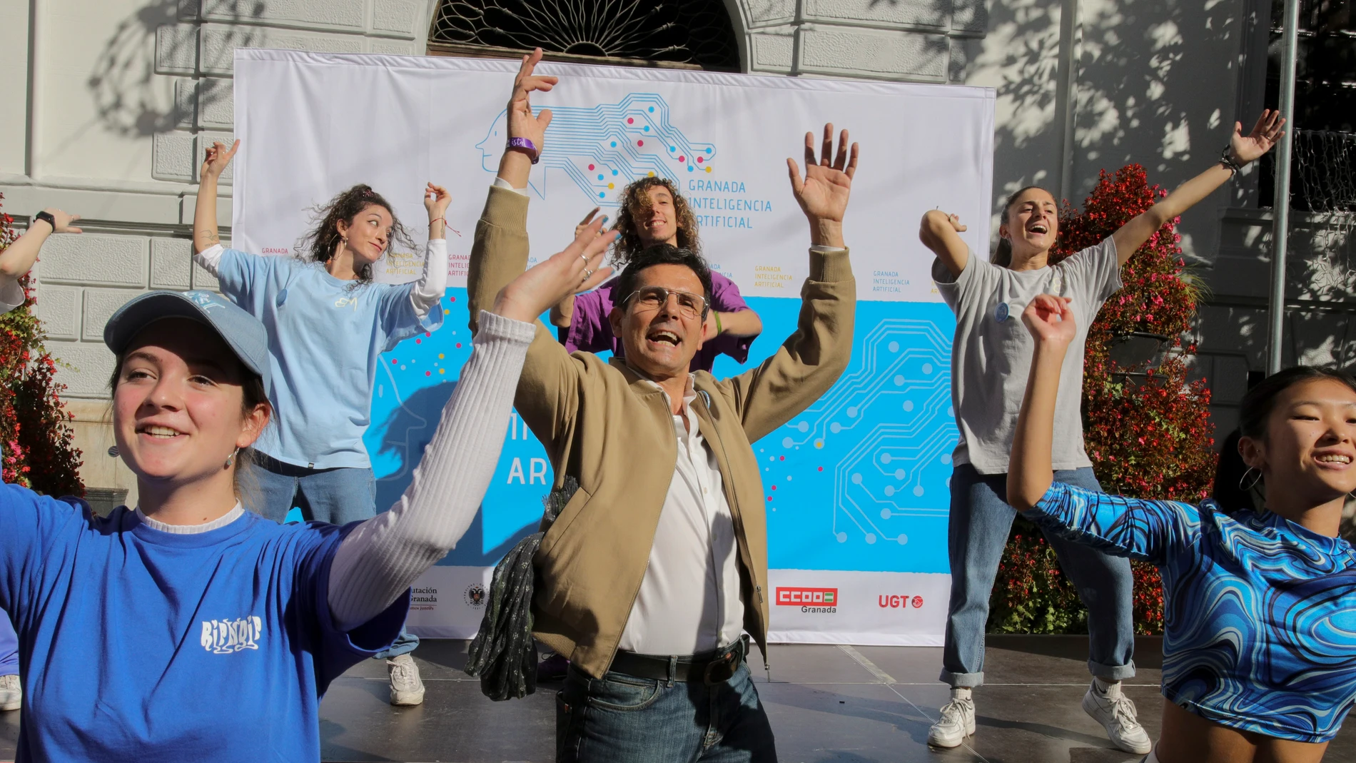 El alcalde de Granada, Paco Cuenca participa en el espectáculo de flasmob multitudinario celebrado este domingo en la plaza del Carmen de Granada
