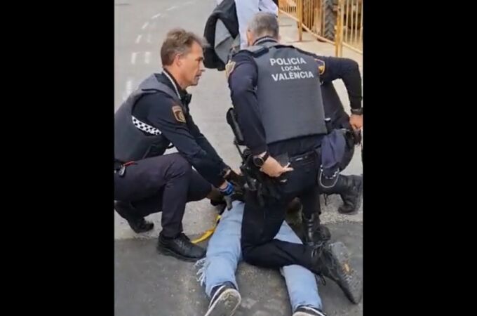 La Policía Nacional interviene a un hombre que atacó con una navaja a una mesa con afiliados de Vox en Valencia
