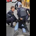 La Policía Nacional interviene a un hombre que atacó con una navaja a una mesa con afiliados de Vox en Valencia