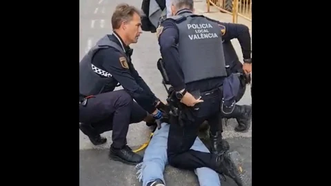 La Policía Nacional interviene a un hombre que atacó con una navaja a una mesa con afiliados de Vox en Valencia