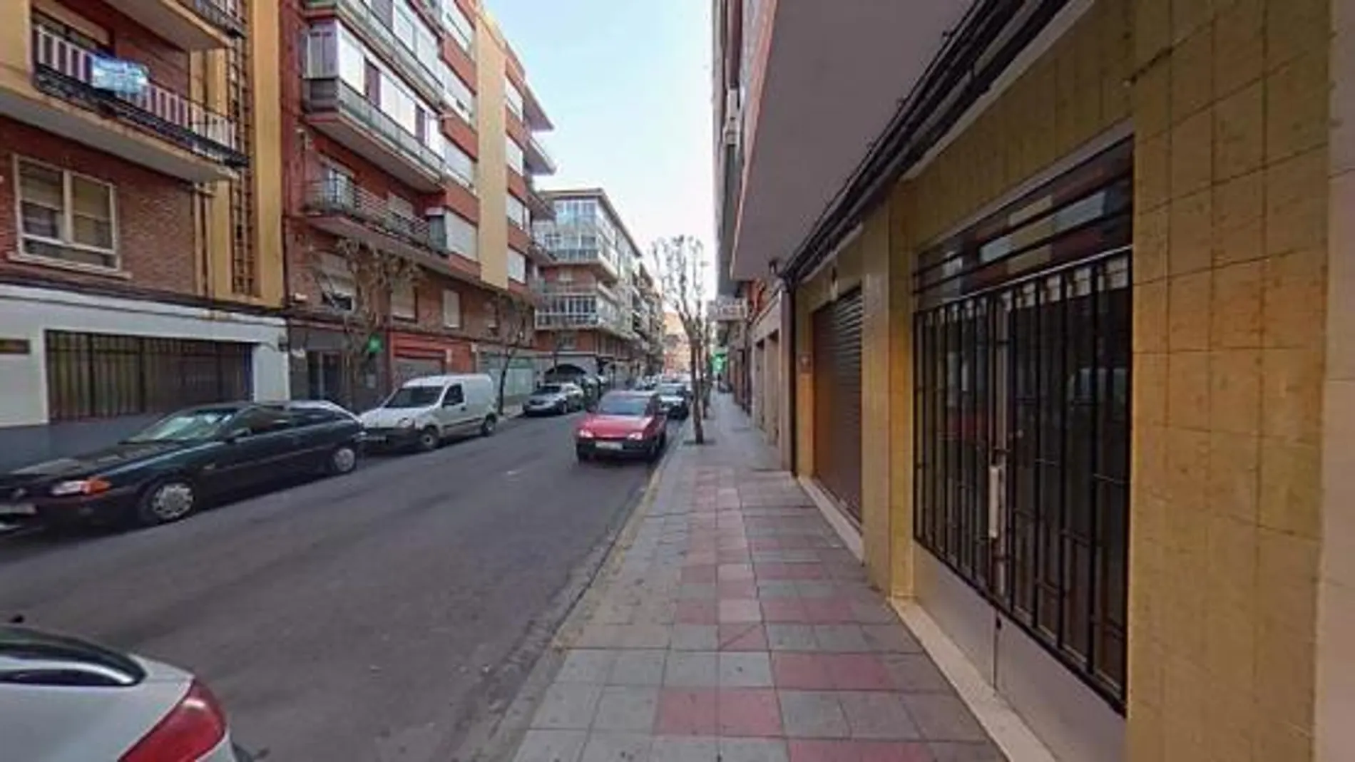 Calle de San Toribio de Mogrovejo, en León, donde se encuentra el establecimiento en el que se produjeron las denuncias por tenencia de armas prohibidas