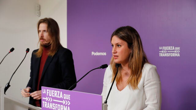 Los portavoces de Podemos, Alejandra Jacinto (d) y Pablo Fernández, ofrecen una rueda de prensa en Madrid, este lunes. EFE/ Luis Millán
