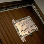 La puerta de la vivienda precintada por la Policía Nacional, donde un hombre ha matado a su pareja y a su hija en común, a 7 de noviembre de 2022, en Móstoles (Madrid)