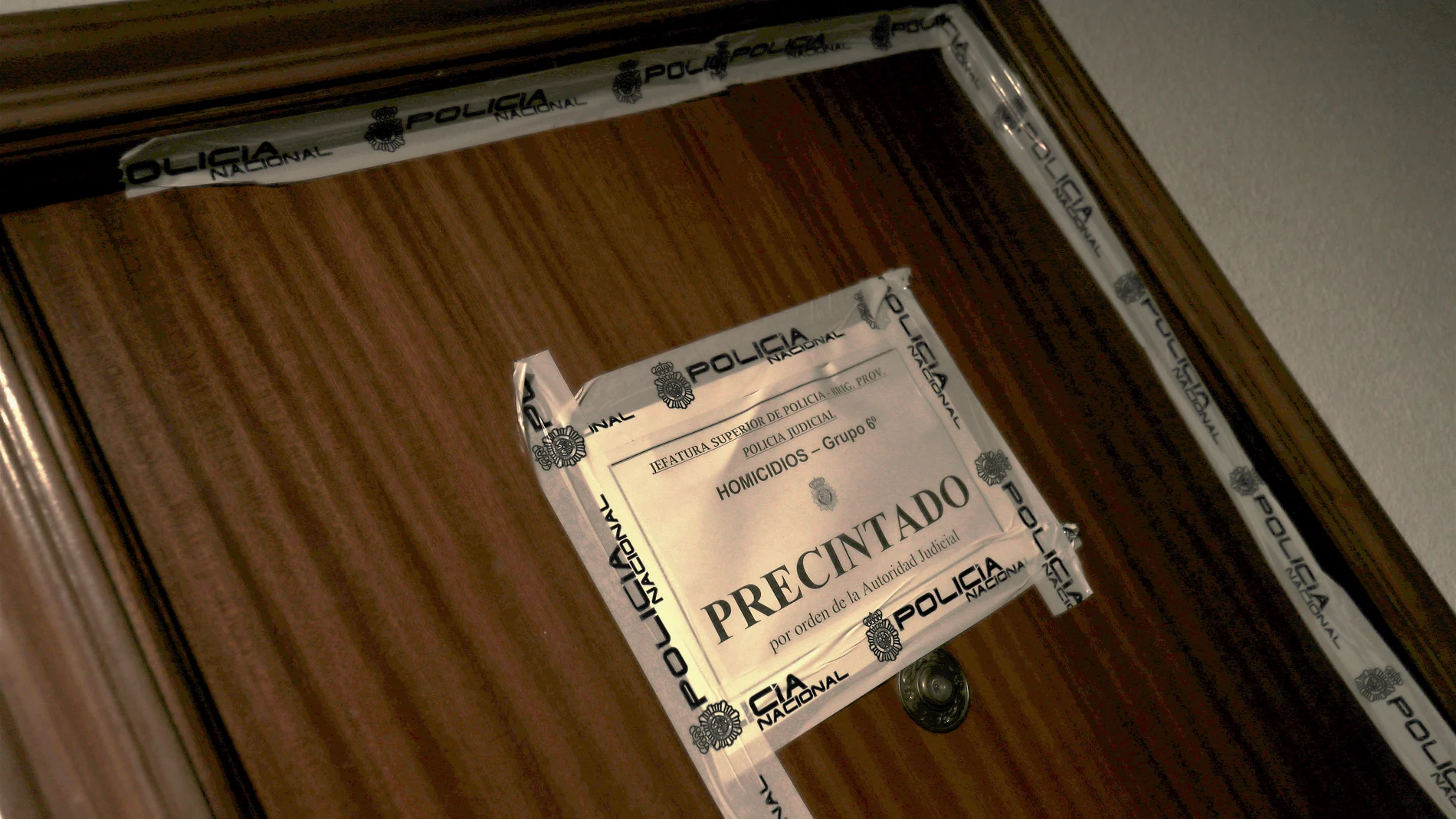 La puerta de la vivienda precintada por la Policía Nacional, donde un hombre ha matado a su pareja y a su hija en común, a 7 de noviembre de 2022, en Móstoles (Madrid)