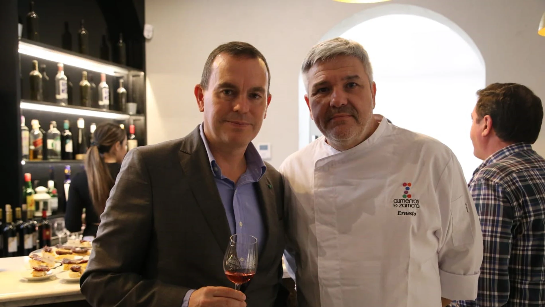 Francisco José Requejo con el chef Ernesto José Bartolomé Lozano