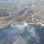 Efectivos del Infoca trabajan en un incendio forestal en Sedella (Málaga)