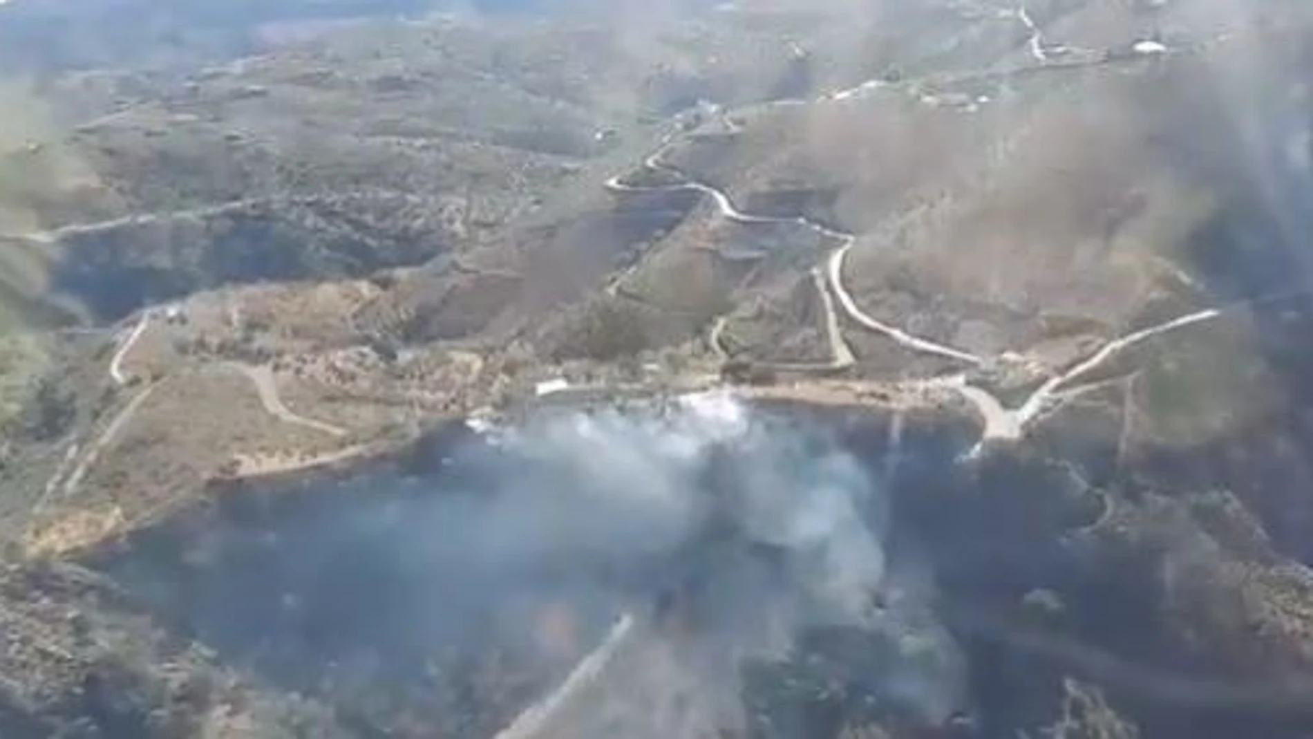 Efectivos del Infoca trabajan en un incendio forestal en Sedella (Málaga)