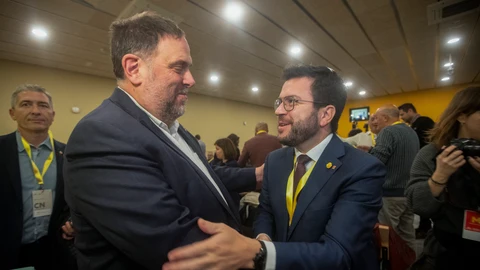 El presidente de Esquerra Republicana de Catalunya (ERC), Oriol Junqueras, saluda al presidente de la Generalitat, Pere Aragonès