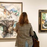 Una mujer observa una de las obras de la exposición ‘En el ojo del huracán’, en el Museo Nacional Thyssen-Bornemisza