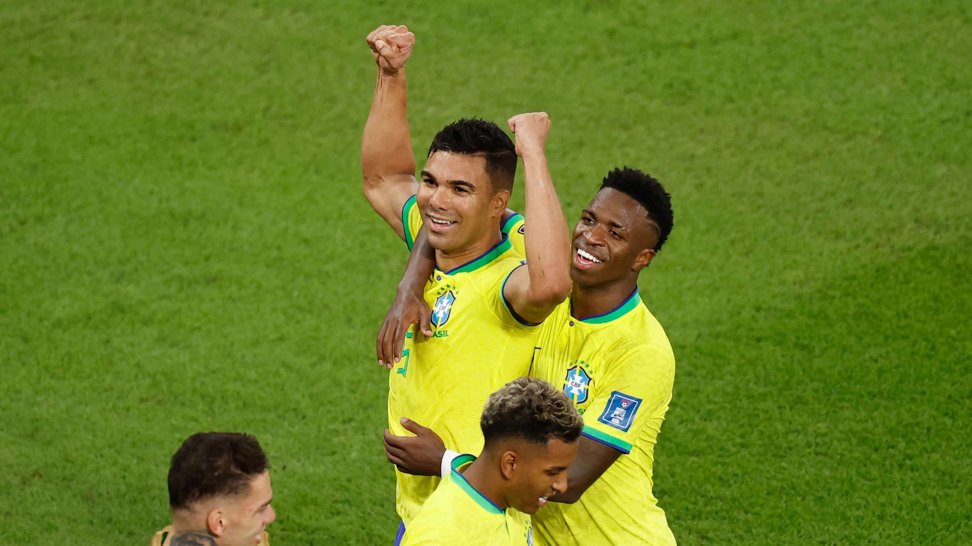 Casemiro, con Vinicius y con Rodrygo celebran el gol de Brasil contra Suiza en el Mundial de Qatar 2022